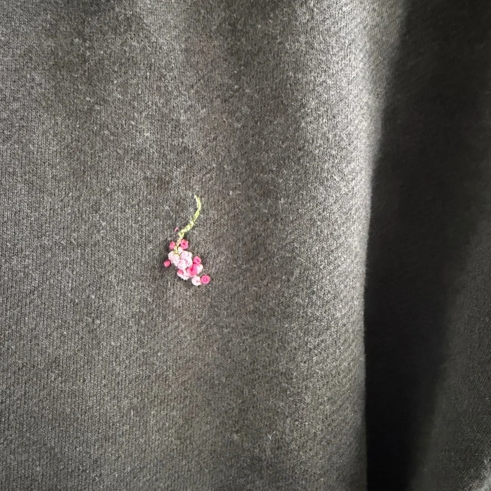 AMO upcycled sweatshirt with embroidery and heart - Picture 8 of 10